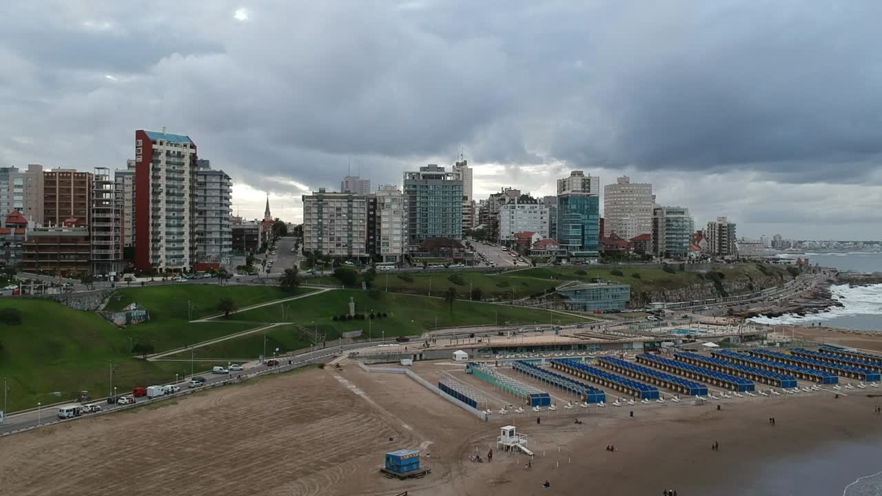 vista de 360° con drones de la ciudad y la playa en un día nublado