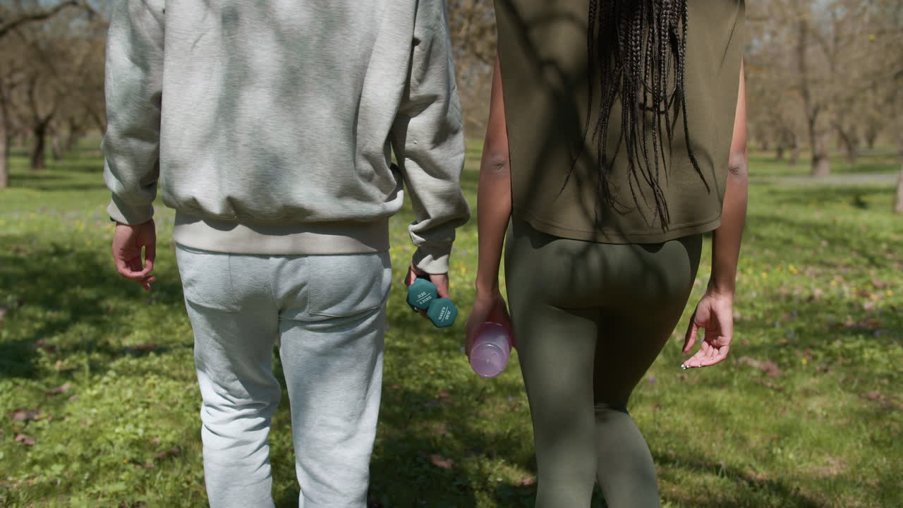 숲에서 사람들을 훈련시키는 것