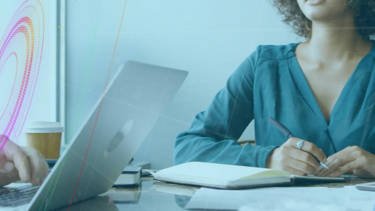 animación de formas abstractas de neón, rastros de luz sobre mujer afroamericana tomando notas en la oficina