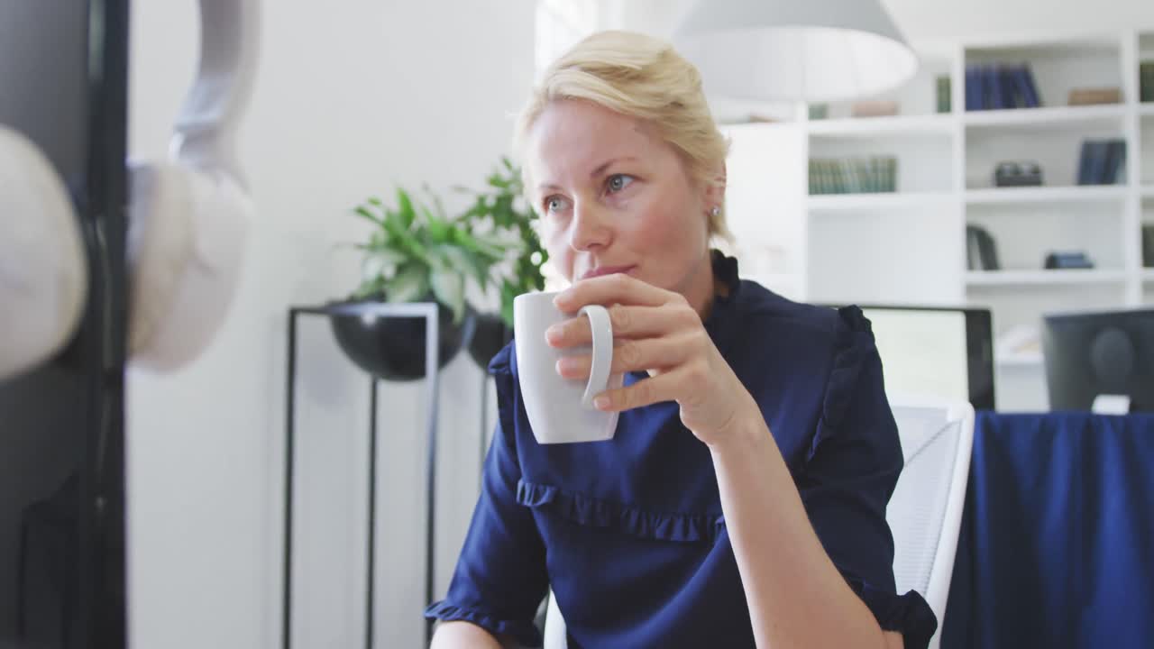 mujer de negocios bebiendo café