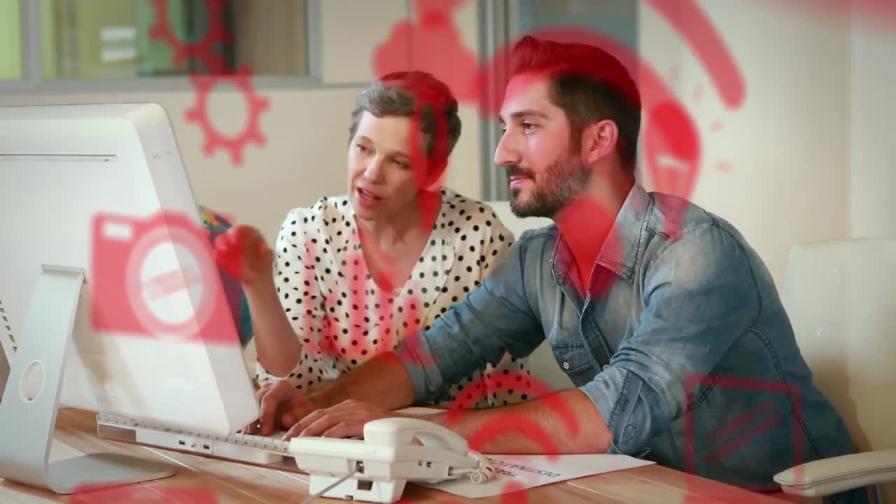 animación de los iconos de los medios de comunicación sobre la pareja utilizando la computadora