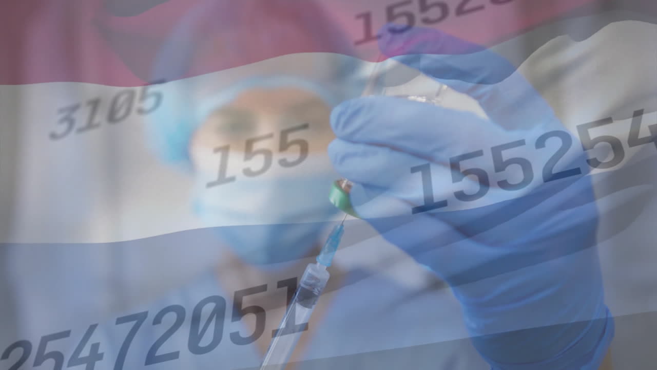 Aşı yapan Kafkas kadın doktorun üzerinde Gana bayrağı animasyonu ve sayı işleme.