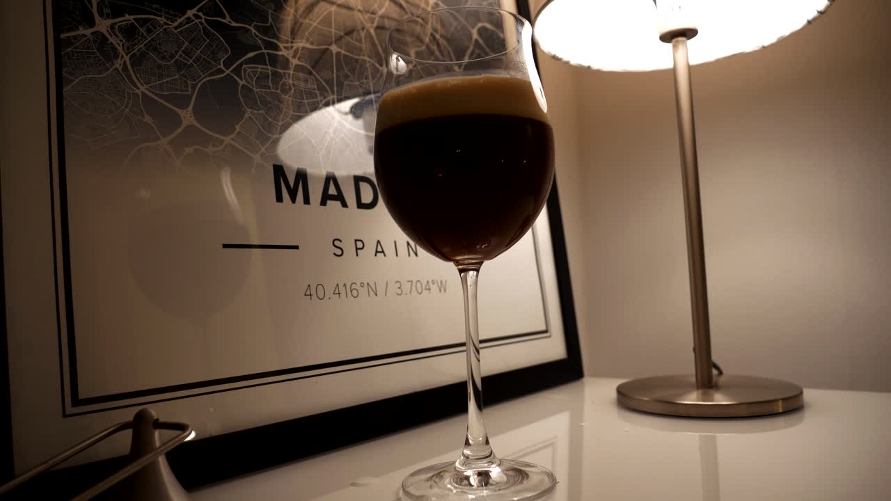 집에 있는 와인 잔에 거품이 있는 아일랜드 커피를 닫습니다