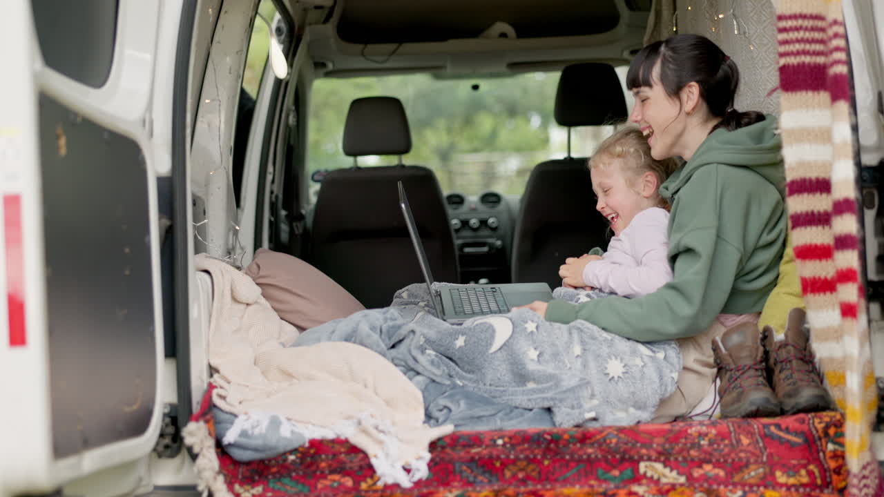 Mamma, bambina e camper per giocare