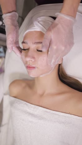 tratamiento facial en un spa