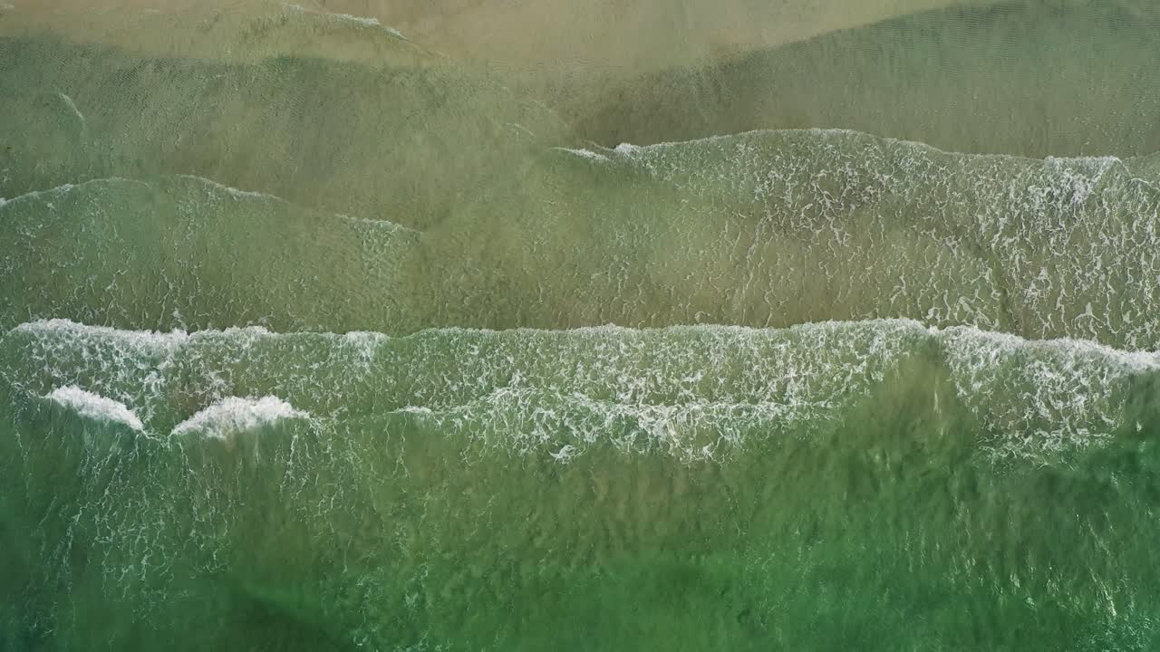 playa de olas abstractas en vista desde arriba.