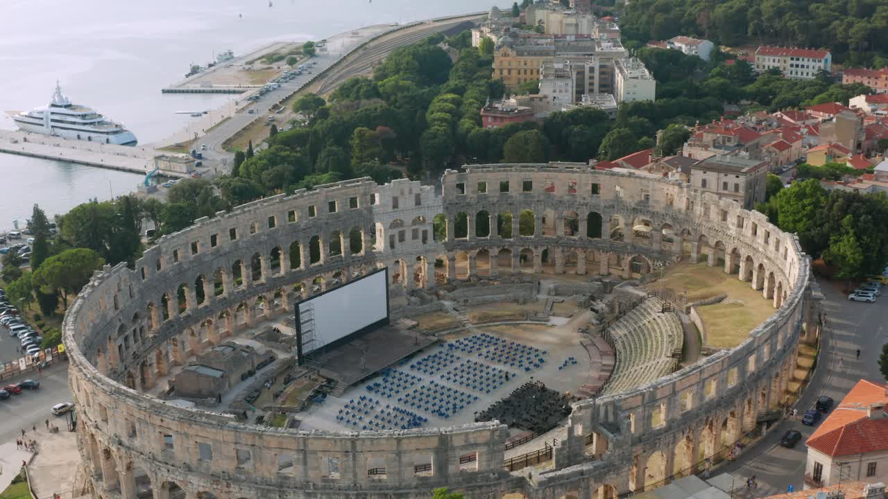 크로아티아 풀라의 큰 로마 콜로세움의 드론 보기