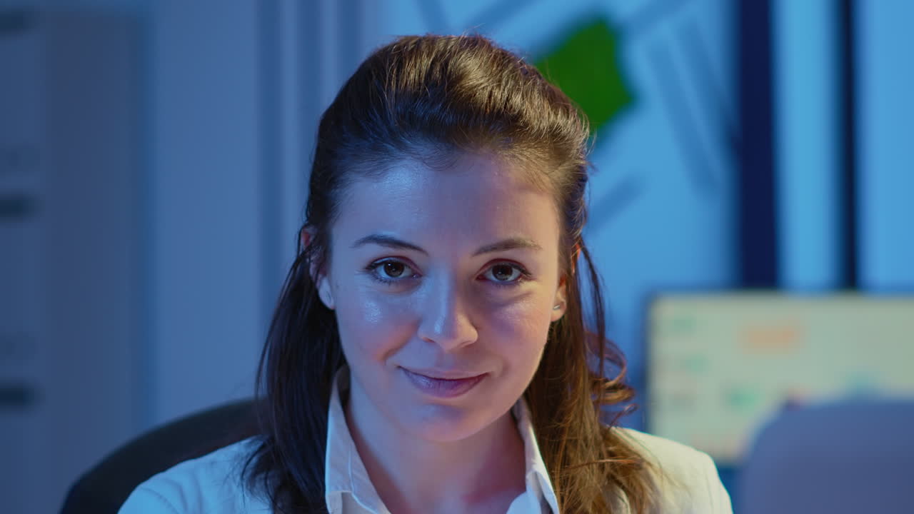 retrato de cerca de una mujer de negocios sonriendo a la cámara después de leer correos