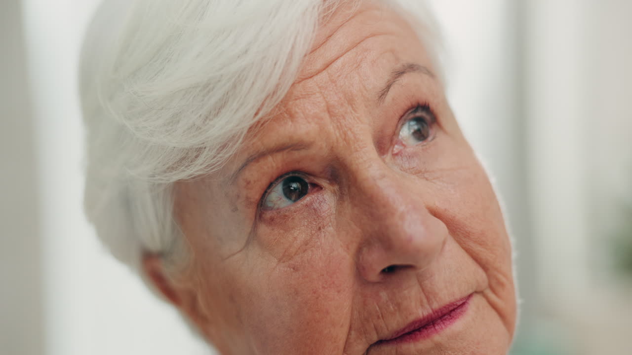 pensamiento, depresión y una mujer mayor