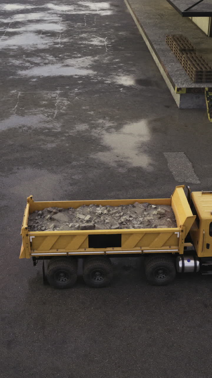 Escavatore che Scarica Detriti in Cantiere durante le Ore del Crepuscolo