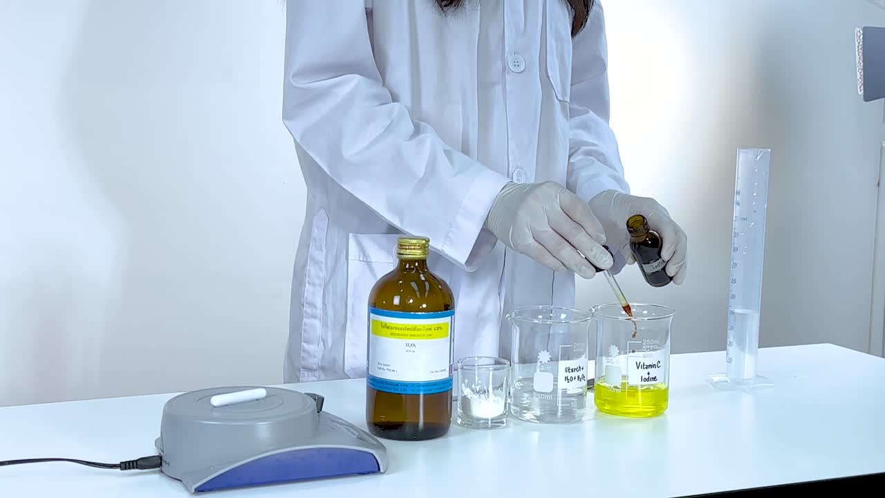 el científico lleva a cabo una reacción de reloj de yodo con vitamina c y almidón en un entorno de laboratorio, mostrando el cambio de color