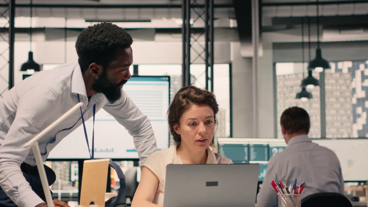 Diversité de l’équipe de travail dans un bureau d’entreprise multinationale discutant des prévisions