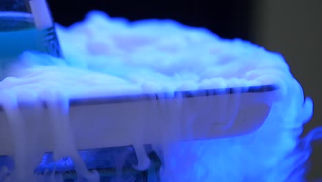 experimento de hielo seco con luz azul