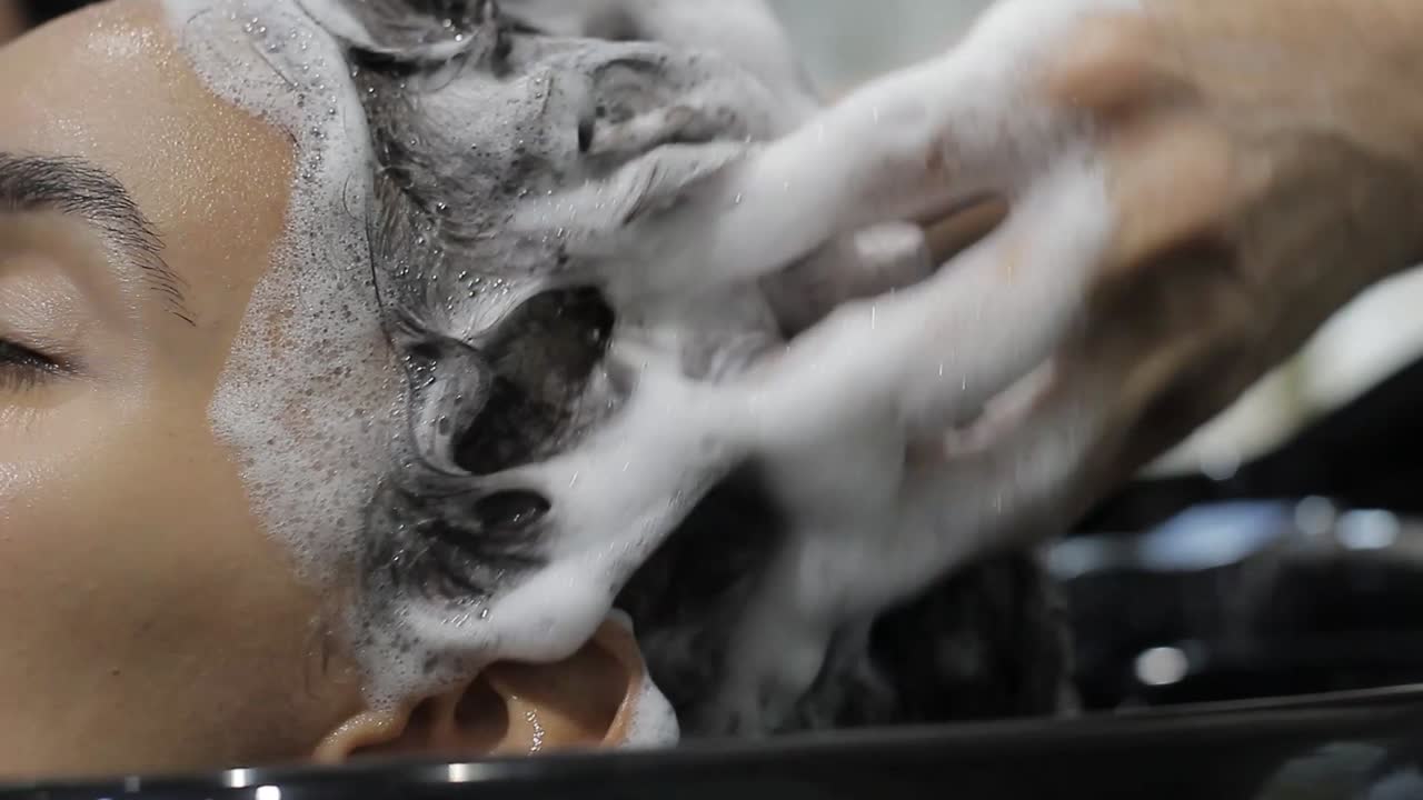bella mujer joven en el salón lavándose el pelo con salón profesional, estilo de vida y concepto de cuidado personal