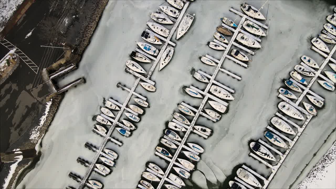 vista aérea de arriba hacia abajo del puerto deportivo congelado en el aterrizaje del faro en grand rivers, kentucky