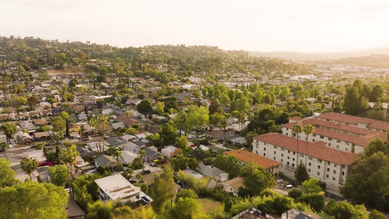 Ripresa drone di case residenziali suburbane vicino a Pasadena e Glendale a Los Angeles