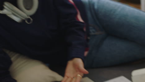 cerca de un joven equipo de ingenieros desarrollando aplicaciones móviles usando tablets digitales, computadoras, intercambiando ideas, compartiendo diseños, disfrutando del trabajo en equipo, proyectos, oficinas modernas.