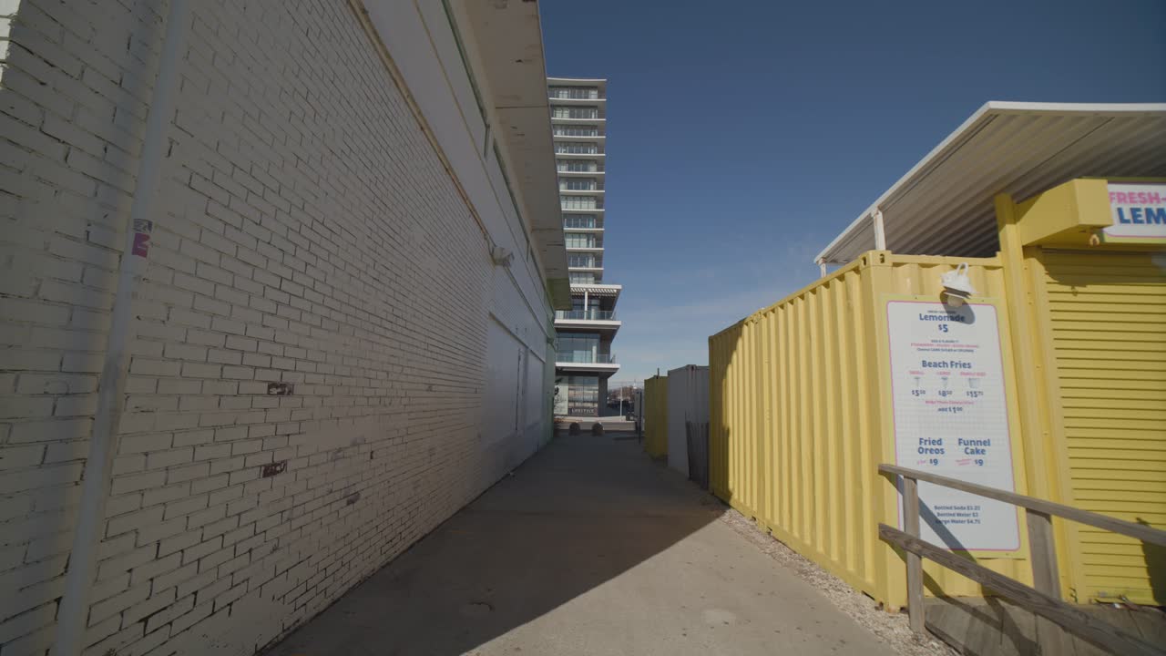 흰색과 노란색 벽이 있는 골목길