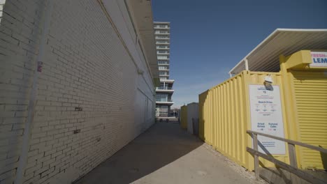 Alley-way-with-a-white-and-yellow-wall