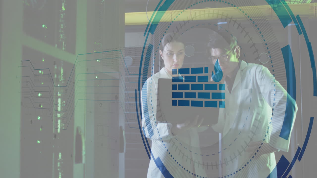 animación del icono del firewall contra diversos ingenieros masculinos y femeninos que usan computadora portátil en la sala del servidor