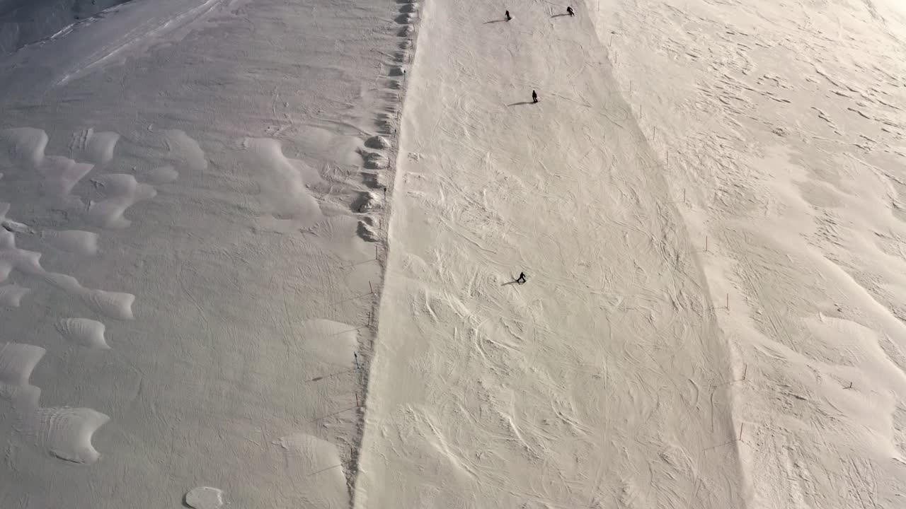 antena - gente esquiando en slalom en las montañas en la estación de esquí de kolasin, montenegro, marcha atrás