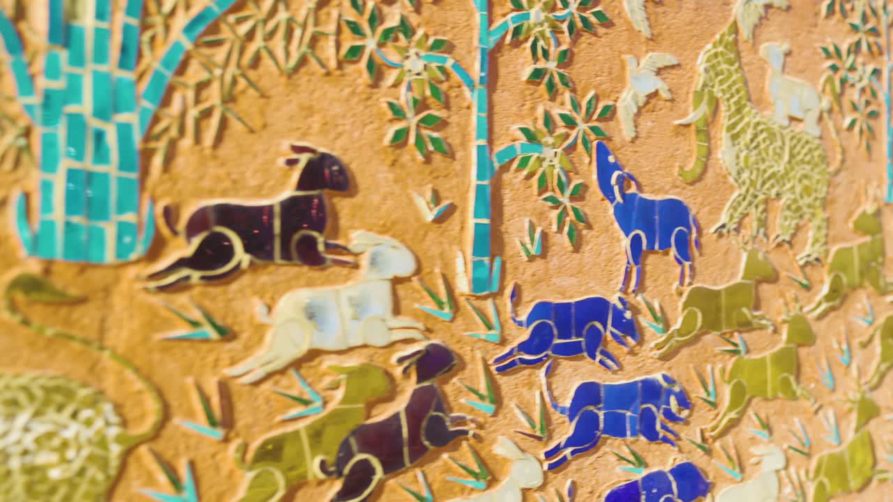 mosaico de vidrio multicolor a lo largo del templo de wat xieng thong en luang phrabang, laos