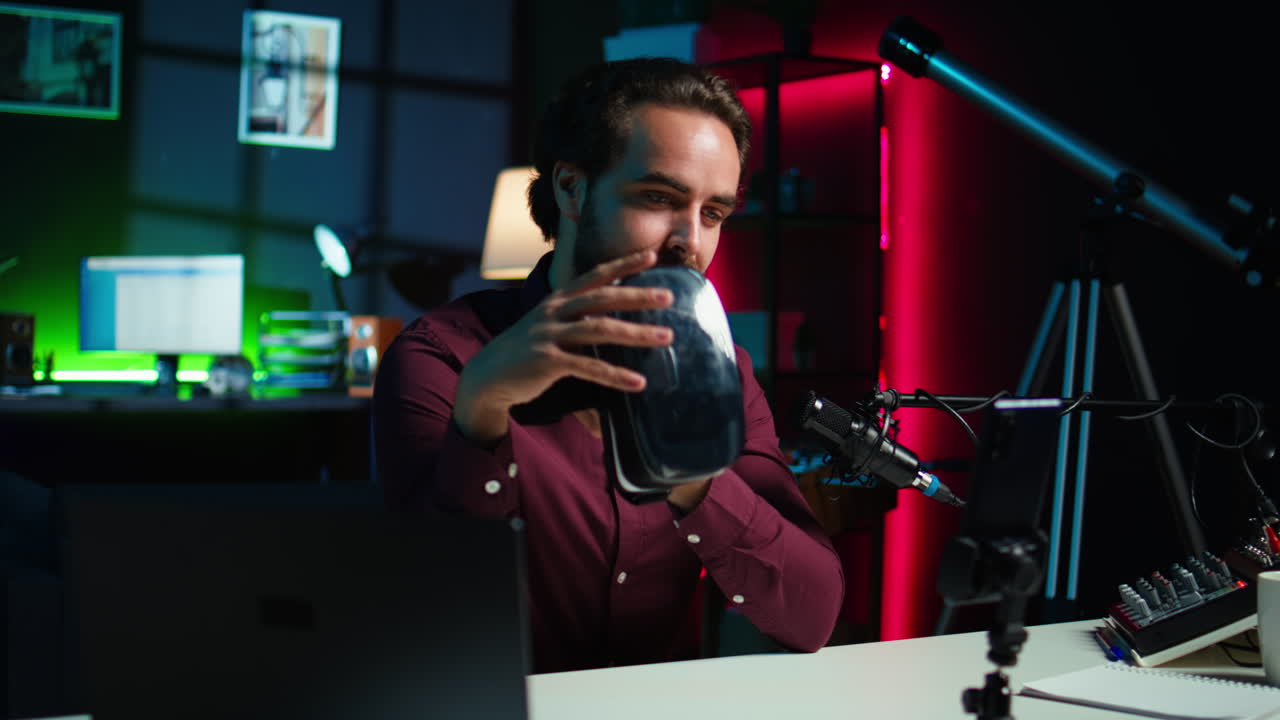 enfoque en el teléfono inteligente conectado al trípode utilizado por la estrella en línea