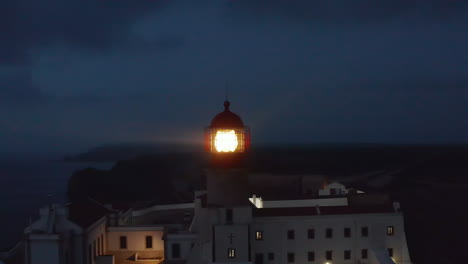 Erstaunliche-Luftaufnahme-Des-Historischen-Leuchtturms-In-Lagos-Algarve,-Portugal,-Kreispfannenwagen-Heraus-Enthüllen-Eine-Atemberaubende-Meereslandschaft,-Abenddämmerung