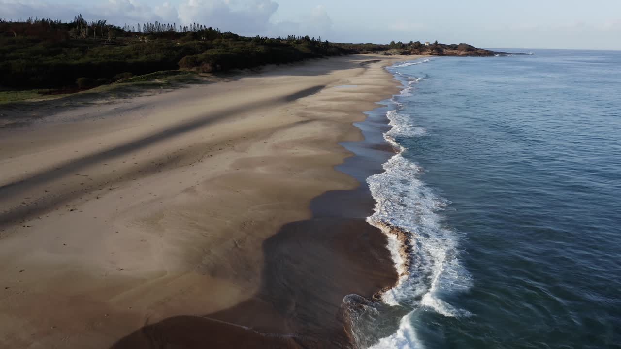 excelente toma aérea de olas rompiendo la costa en papohaku, hawaii