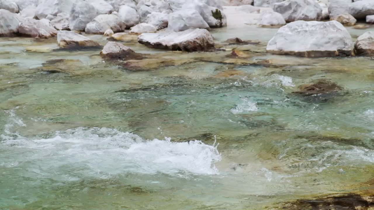 hermosa vista del agua turquesa bajando por el río en el río soca, eslovenia