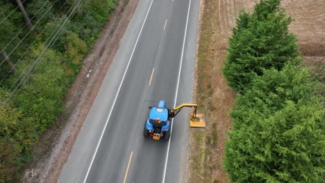 Toma-Aérea-Cenital-De-Un-Tractor-Con-Un-Accesorio-Para-Cortar-Pendientes-Y-Zanjas-Mientras-Limpia-Las-Zanjas-Locales