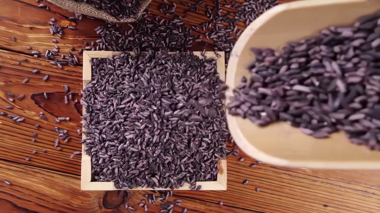 다양한 색의 다양한 원시 건강한 곡물 음식, 다양한 곡물, 곡물, 콩, 콩류는 광고 개념을 위해 목조 장식으로 회전됩니다.