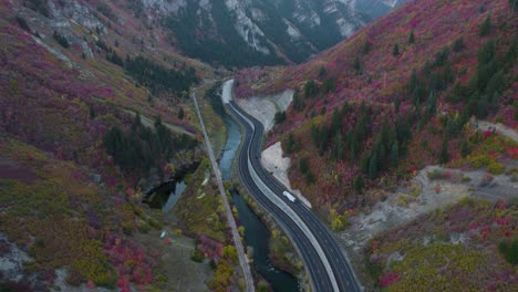 Carretera-De-Montaña-Por-Río-En-Provo-Canyon,-Utah-Durante-El-Otoño---Antena