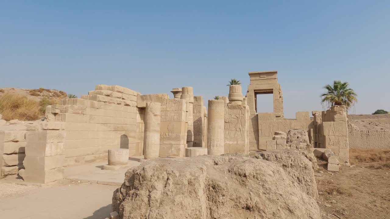 vista del sitio arqueológico, los restos de las antiguas piedras egipcias en el templo de karnak