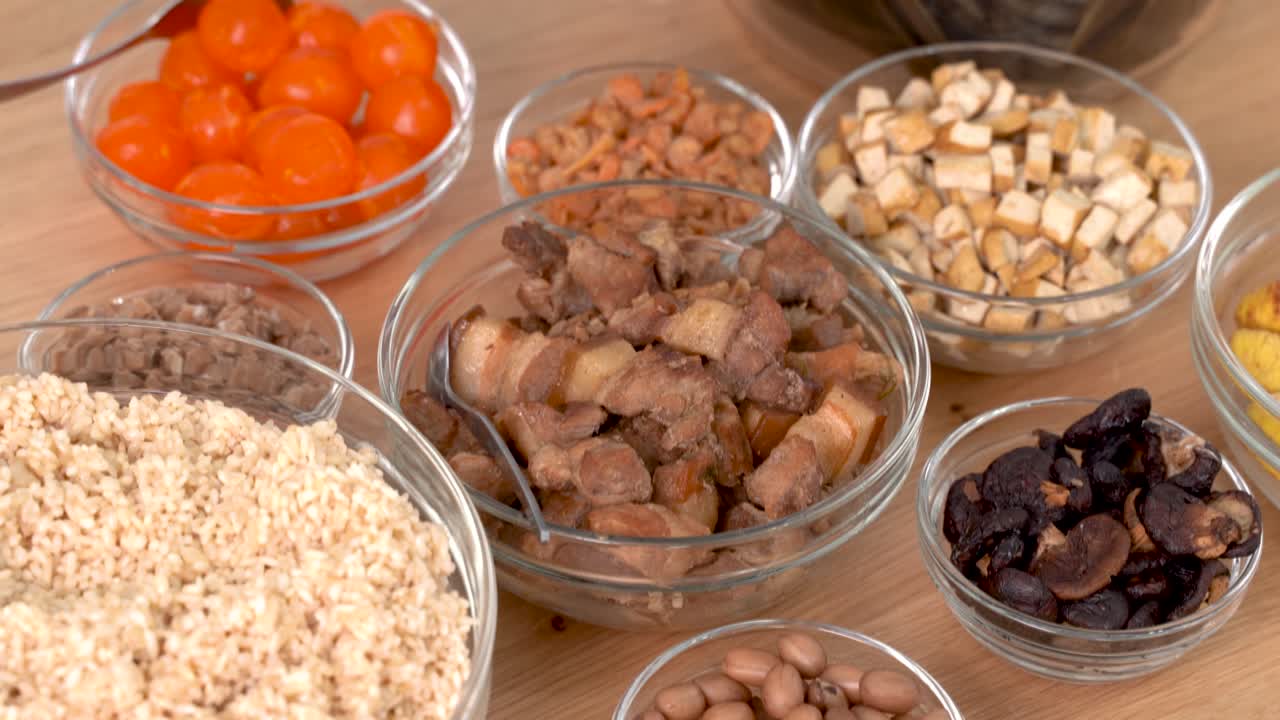 hacer comida zongzi - preparar y envolver dumplings de arroz chinos.