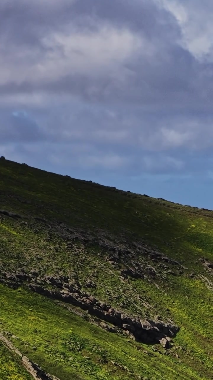 Esplorando le verdi colline di Lanzarote in Spagna durante il pomeriggio.