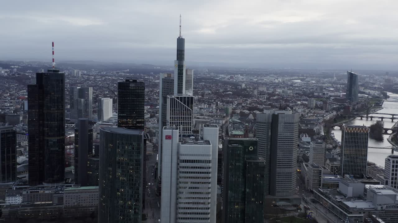tomada panorámica aérea de un grupo de rascacielos que se elevan sobre la ciudad. altos edificios de oficinas modernos. frankfurt am main, alemania