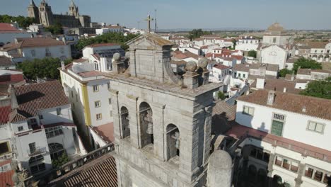 antena orbitando alrededor de nuestra señora de gracia o campanario de la iglesia igreja da graca de evora en portugal