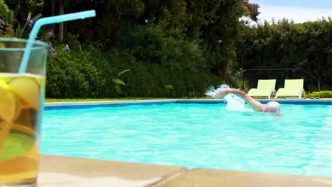 hombre mayor nadando en la piscina