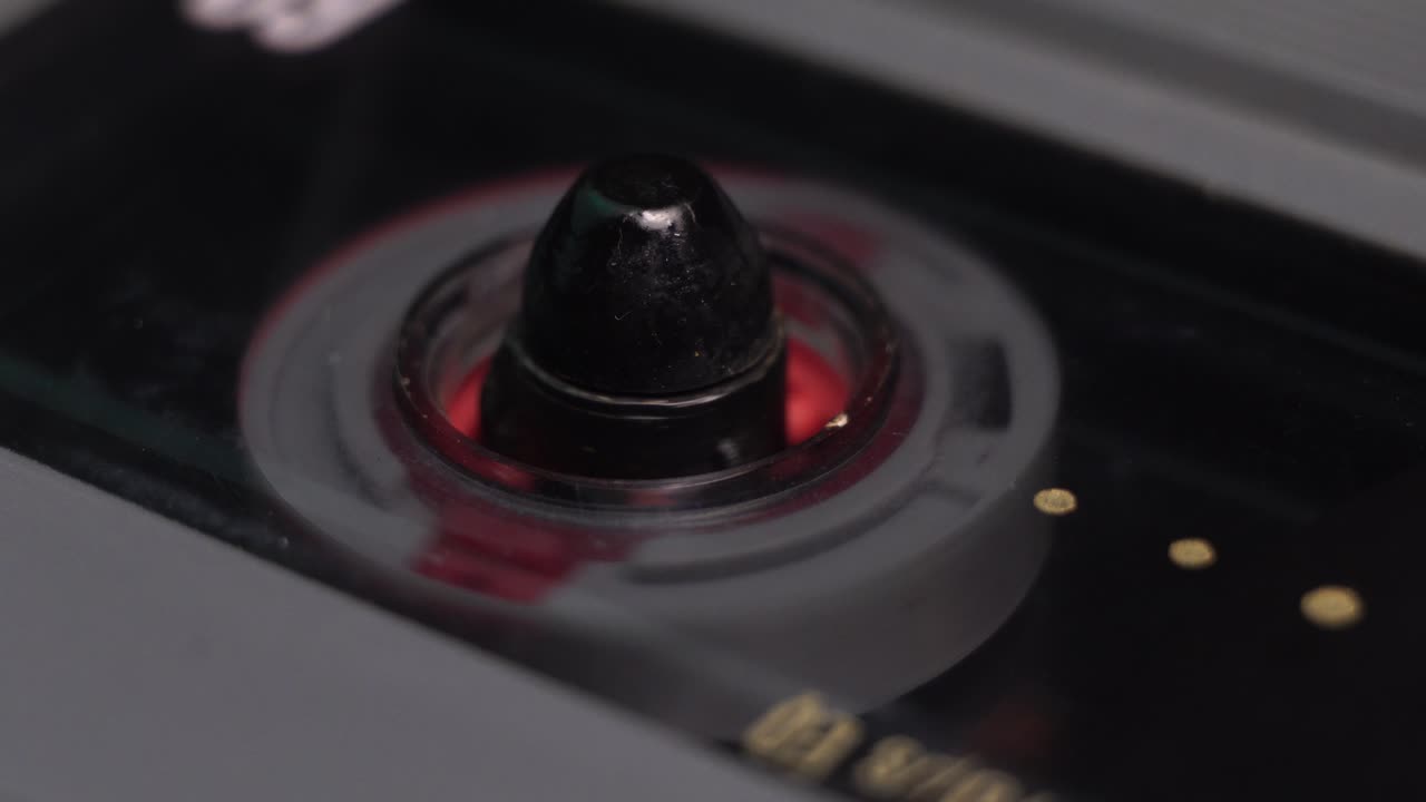 클로즈업, 입 및 빈티지  플레이어에서 오디오 카세트 테이프를 재생 시작