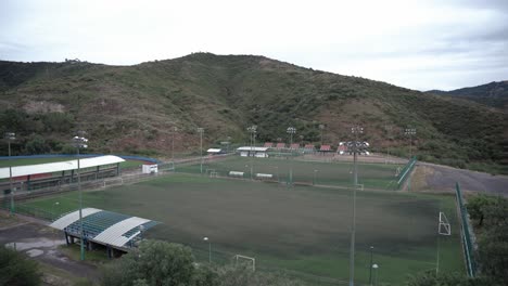 campo de fútbol lejano en las montañas