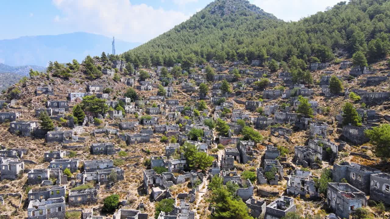 полет дрона крупным планом над руинами древней крепости, расположенной на зеленых горных холмах турции