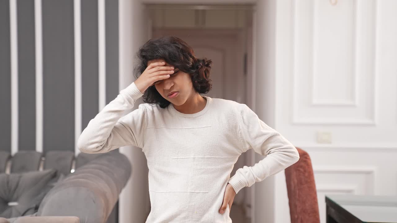 불행한 인도 아이 십대 소년은 좌절감을 나타 ⁇ 니다.