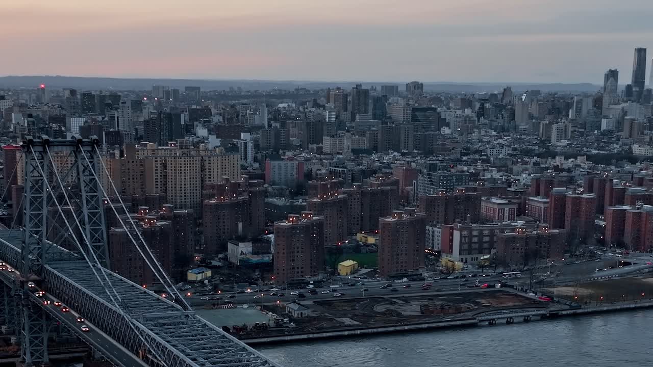 Jembatan Williamsburg dan cakrawala Lower East Side.
