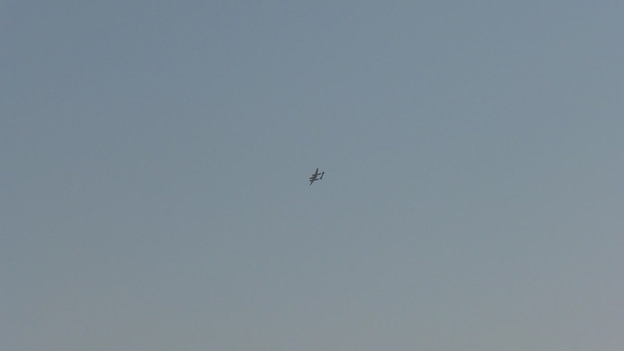 avion de la segunda guerra mundial sobrevolando