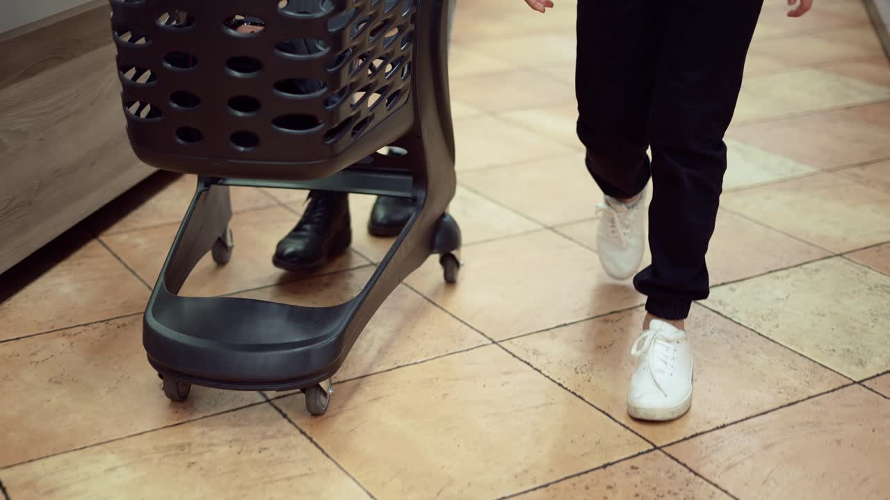 riprese ravvicinate di due donne nel supermercato che spingono il carrello