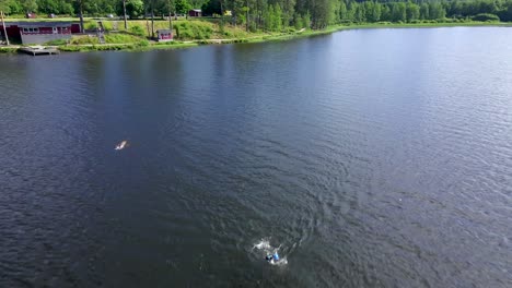 Professionelle-Schwimmer,-Die-In-Einem-Wilden-See-Rennen,-Luftenthüllung