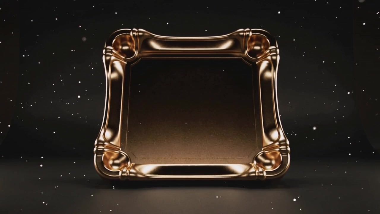 Iluminando bandeja de ouro ornamentada, revelando acabamento brilhante e girando para uma vista frontal para a revelação do produto.