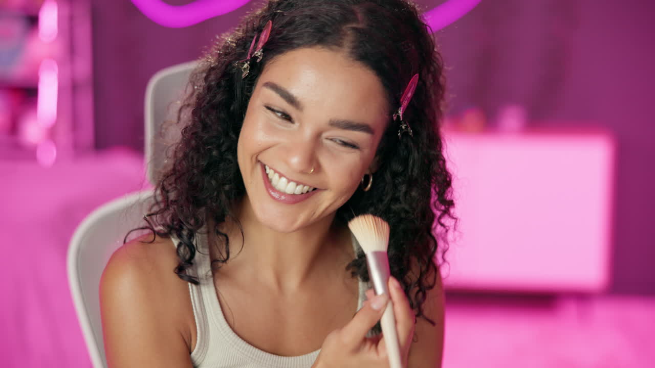 mujer aplicando maquillaje