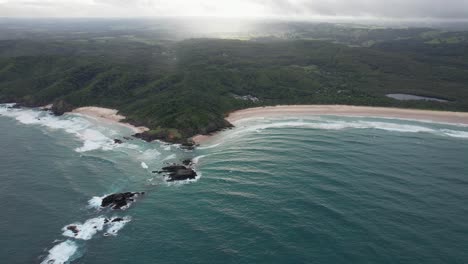 Panoramic-View-Over-Kings-Beach-And-Broken-Head-Beach,-Byron-Bay,-NSW,-Australia---Drone-Shot